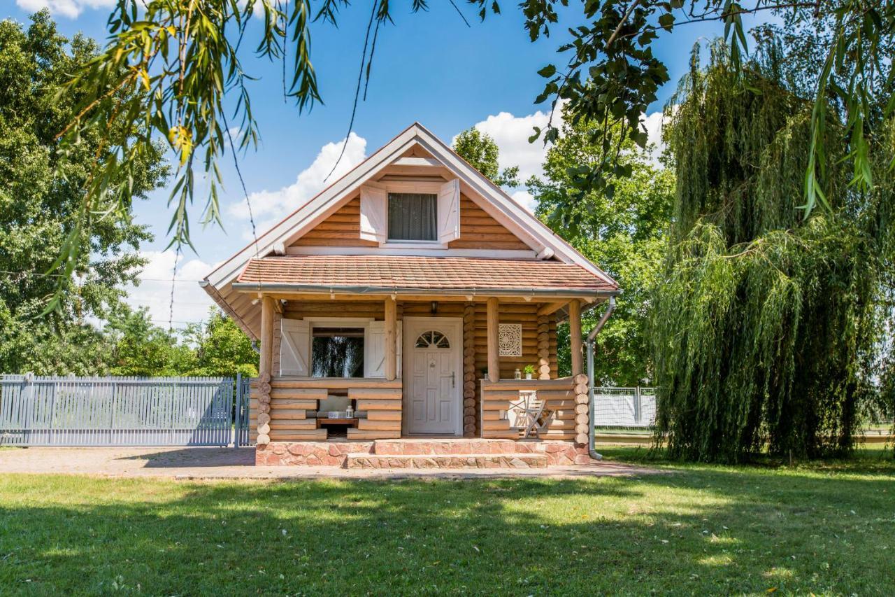 Oeboel Liget Vendeghazak Villa Abádszalók Buitenkant foto