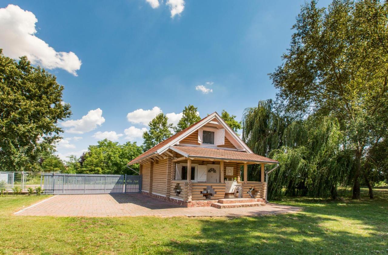 Oeboel Liget Vendeghazak Villa Abádszalók Buitenkant foto